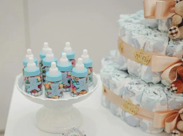 Geschenke zur Geburt mit einer Windeltorte und Baby Flaschen