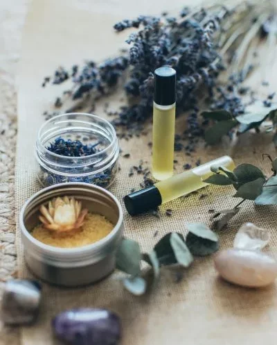 Ätherische Öle mit Lavendel und Duftkerzen