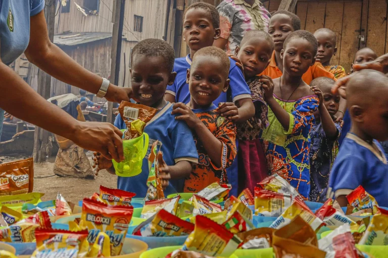 "Lächelnde Kinder in einer sicheren Lernumgebung, gefördert durch die Kindernothilfe. Das Bild zeigt den Erfolg nachhaltiger Hilfsprojekte, die durch Spenden sauberes Wasser, Bildung und Schutz vor Gewalt ermöglichen – eine Zukunftsperspektive für Kinder weltweit."