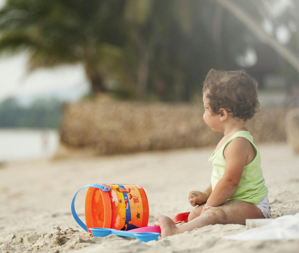 Urlaub mit Kleinkind am Strand inklusive Sandeleimer