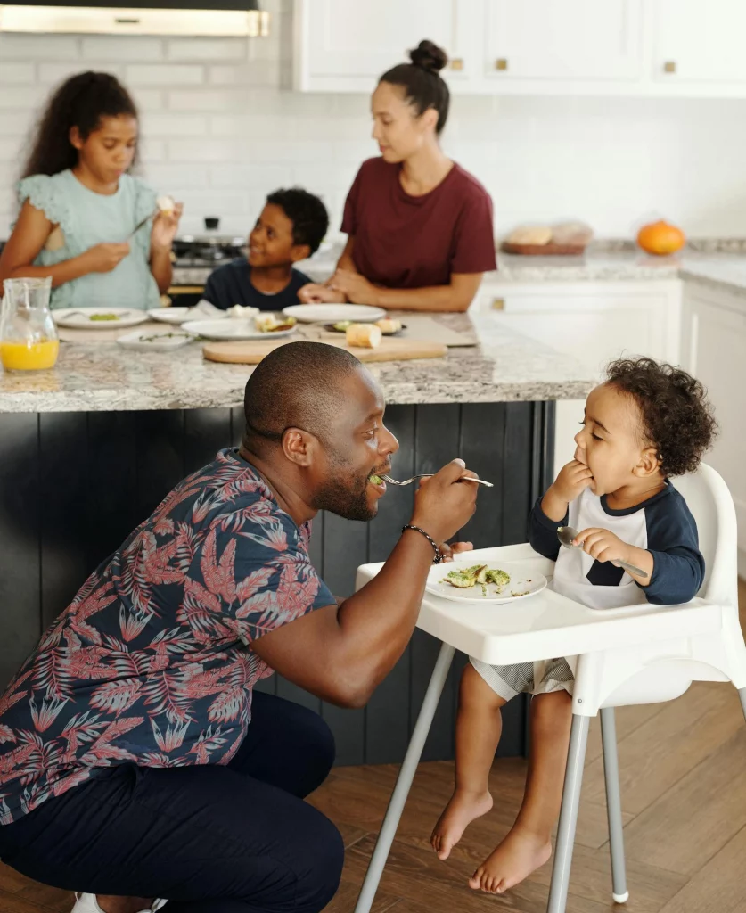 Eine Familie lebt die gesunde Ernährung in ihrer Küche vor