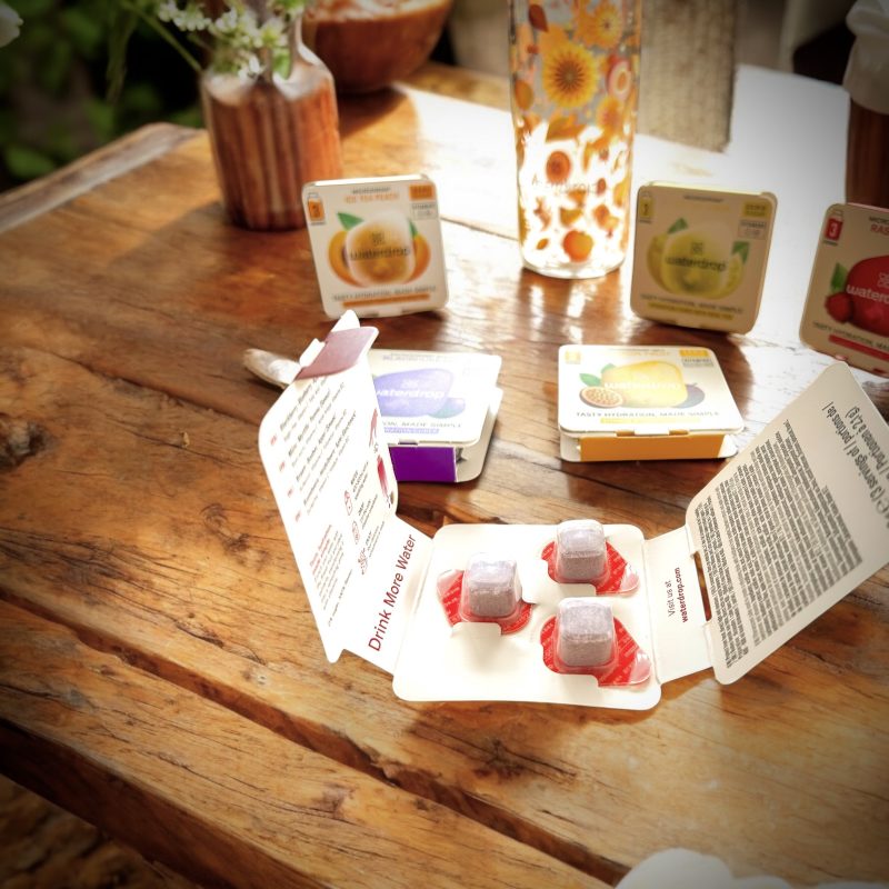 Waterdrop drapiert auf Holztisch