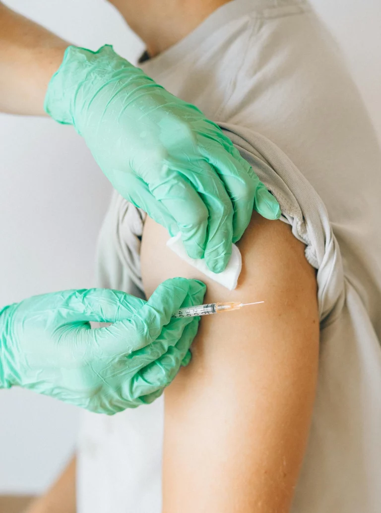Die Kinderärztin gibt einem Mädchen Impfungen in den Arm. Dank dem Kurs ist die Mama über die Inhaltsstoffe aufgeklärt.
