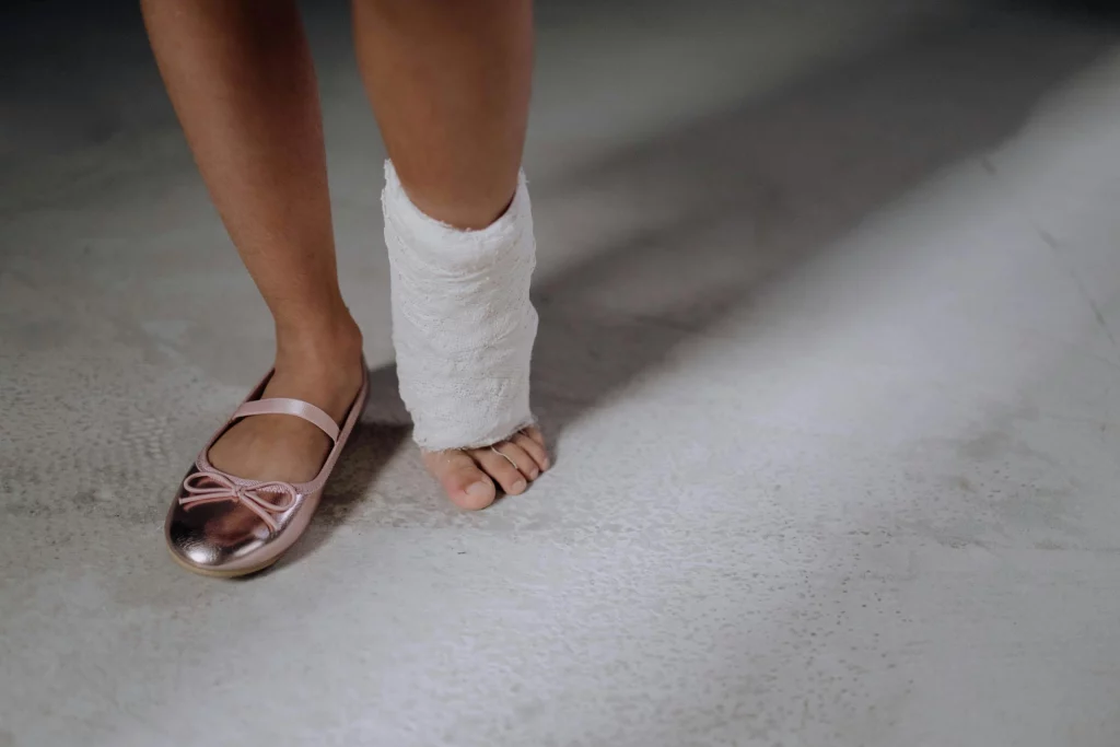 Mädchen mit Verband am Fuß. Dank des Erste-Hilfe Kurses wusste die Mutter was zu tun ist.